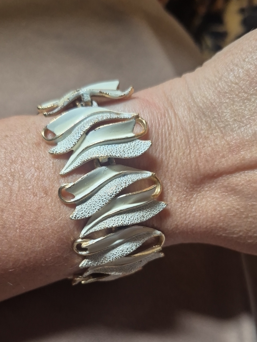 MODE ART Arthur Pepper Vintage White Enamel Goldtone Leaf Bracelet